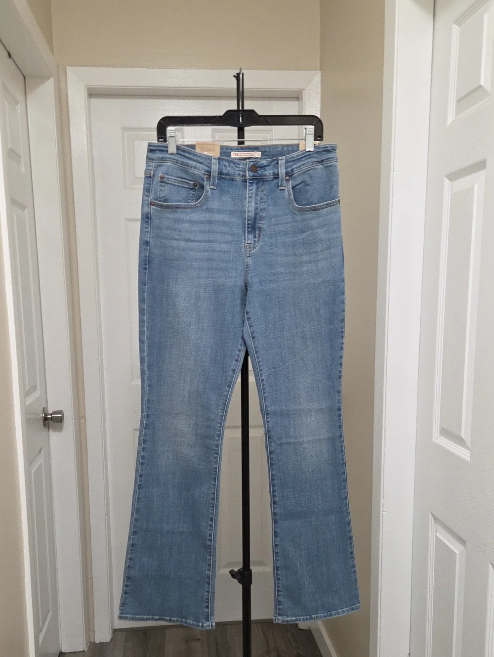 NWT Levi's 725 High Rise Bootcut Jeans Light Wash Stretch Denim Flattering - Picture 2 of 10